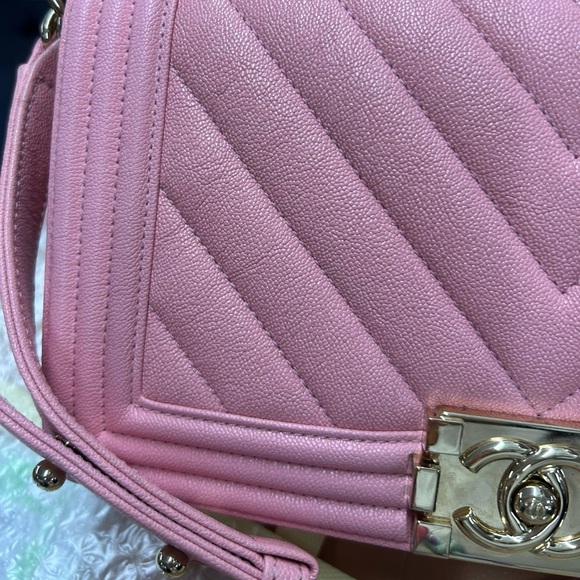 CHANEL CHEVRON OLD MEDIUM BOY IN SAKURA PINK - Picture 3 of 16